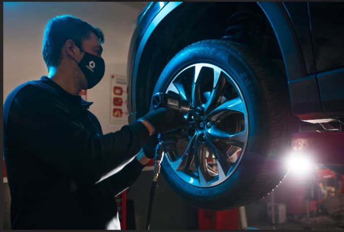 Técnico revisando mantención de vehículo